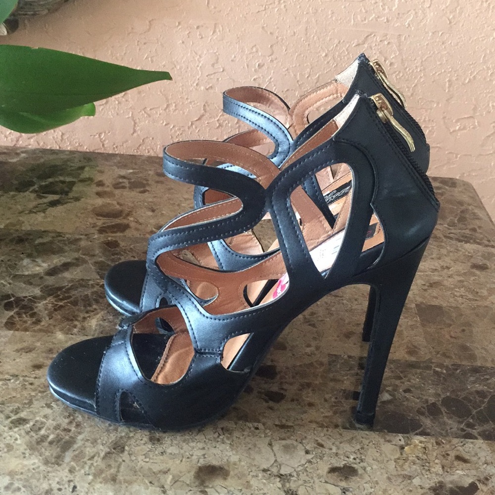 Black heels with design and gold zipper